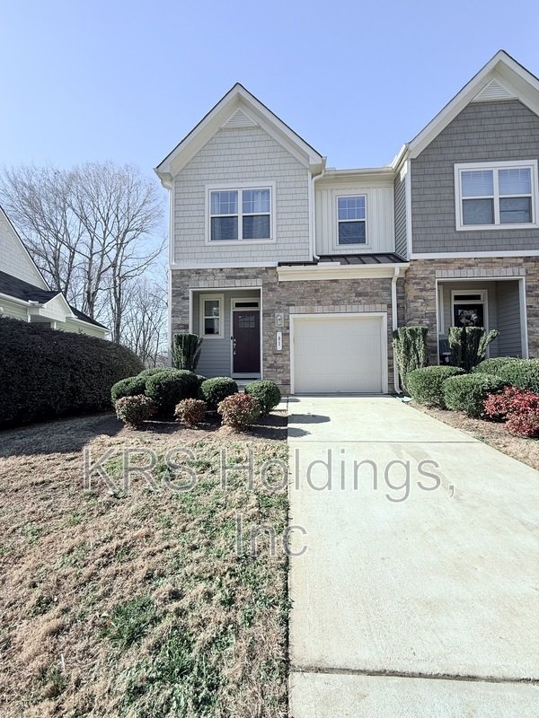 End Unit Townhome with a Basement in Clayton! property image