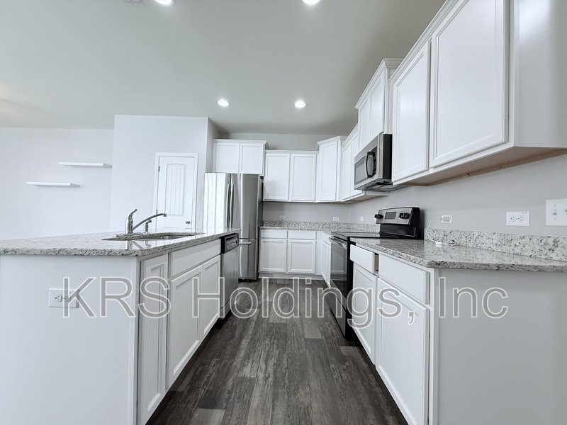 End Unit Townhome with a Basement in Clayton! property image