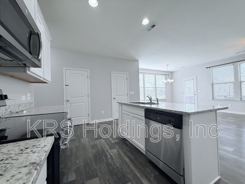 End Unit Townhome with a Basement in Clayton! property image