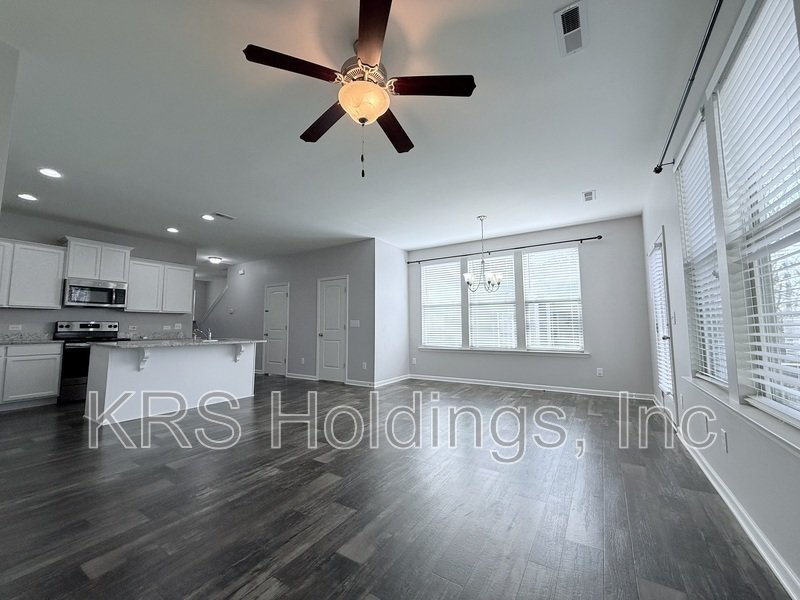 End Unit Townhome with a Basement in Clayton! property image