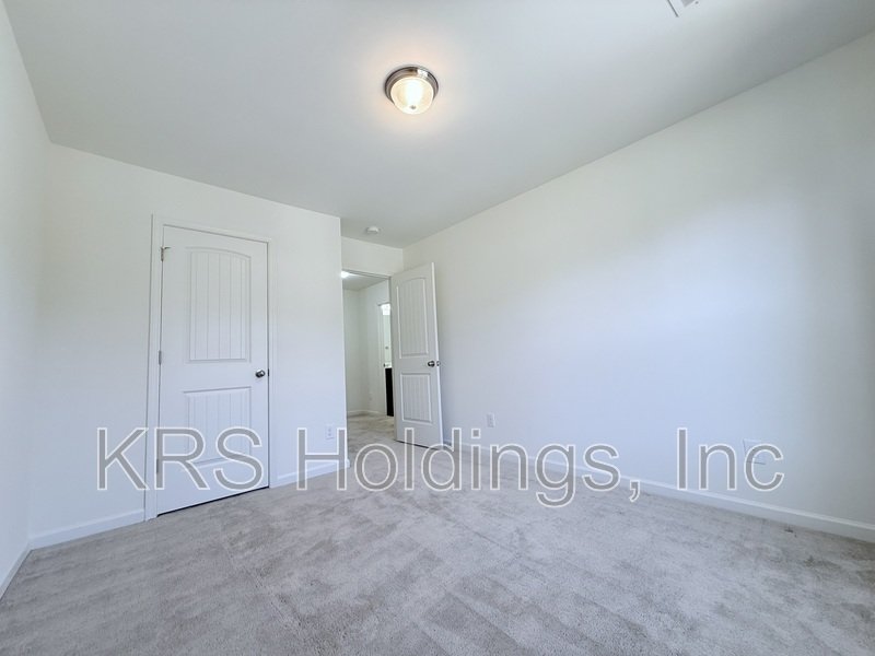 End Unit Townhome with a Basement in Clayton! property image