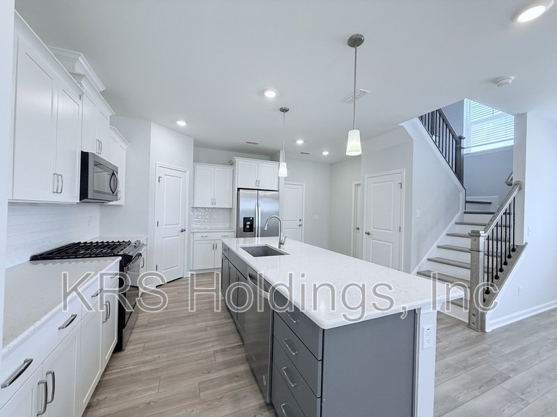 Stunning End-Unit Townhome in Highly Desirable Holding Village! property image