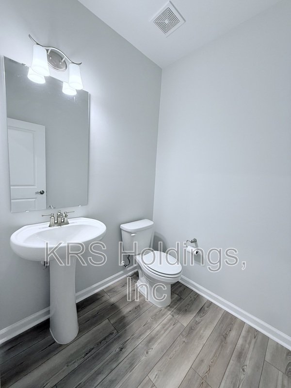 Stunning End-Unit Townhome in Highly Desirable Holding Village! property image