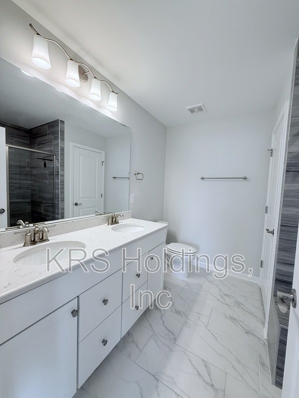 Stunning End-Unit Townhome in Highly Desirable Holding Village! property image