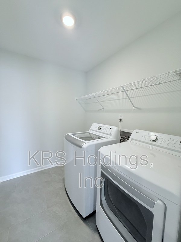 Stunning End-Unit Townhome in Highly Desirable Holding Village! property image