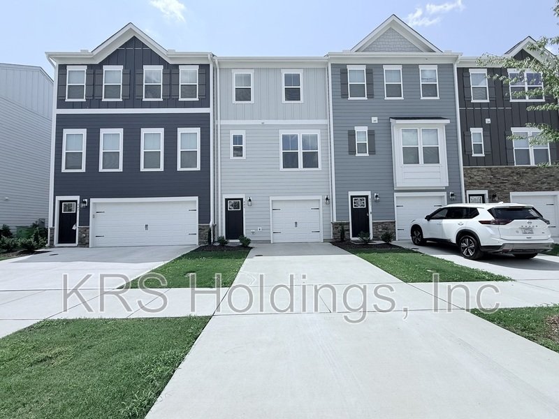 Move In Ready Townhome with Screened in Porch and Golf Course Views! property image