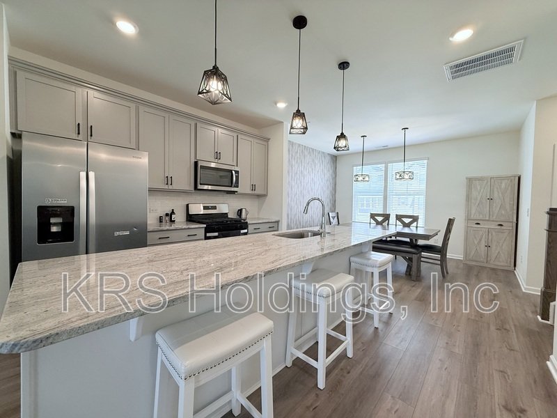 Move In Ready Townhome with Screened in Porch and Golf Course Views! property image