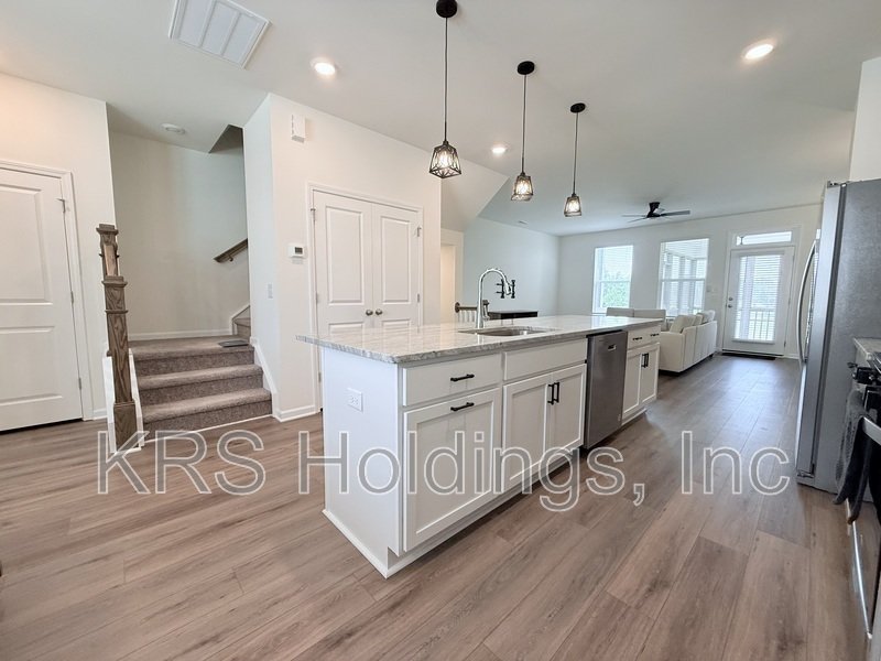Move In Ready Townhome with Screened in Porch and Golf Course Views! property image