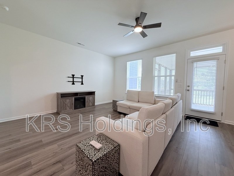 Move In Ready Townhome with Screened in Porch and Golf Course Views! property image