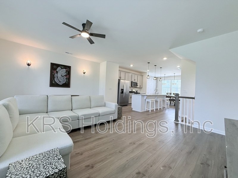 Move In Ready Townhome with Screened in Porch and Golf Course Views! property image