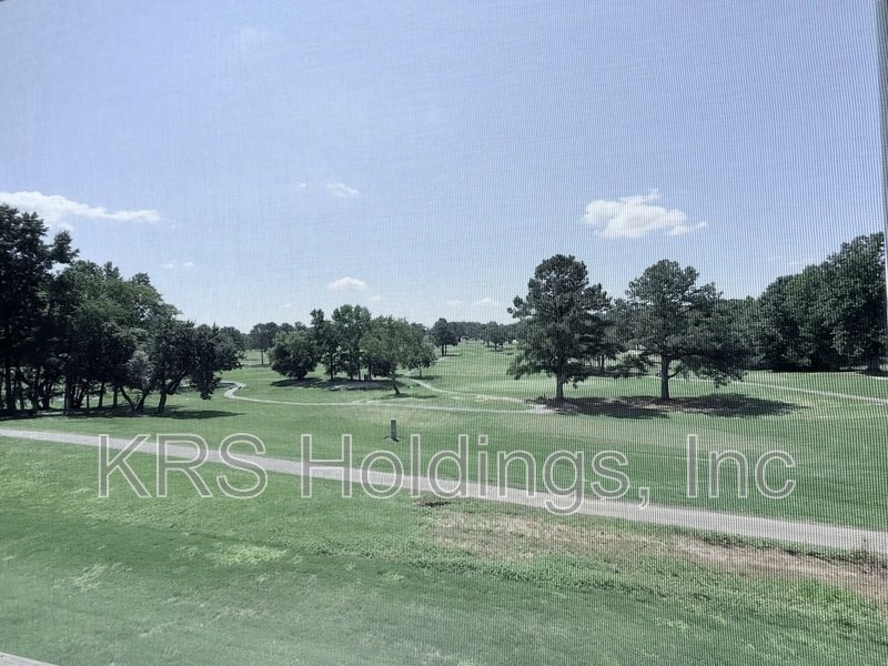 Move In Ready Townhome with Screened in Porch and Golf Course Views! property image