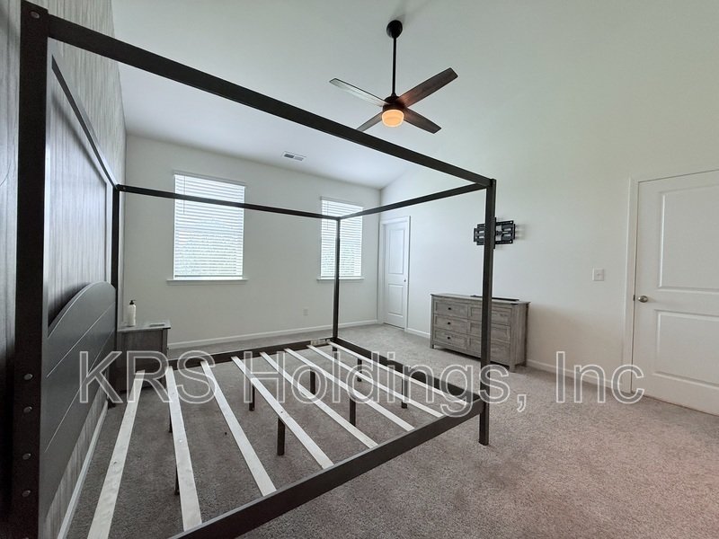 Move In Ready Townhome with Screened in Porch and Golf Course Views! property image