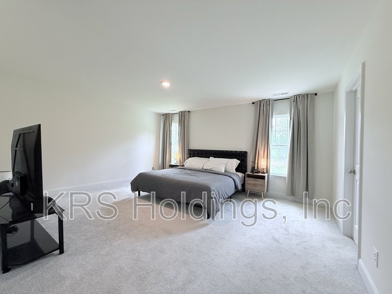 Immaculate Corner-Lot Home in Sydney Creek property image
