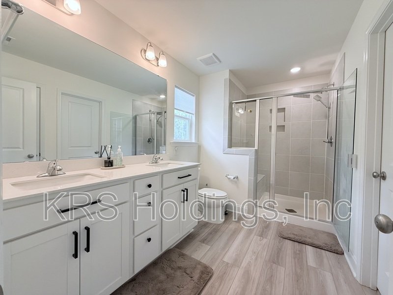 Immaculate Corner-Lot Home in Sydney Creek property image