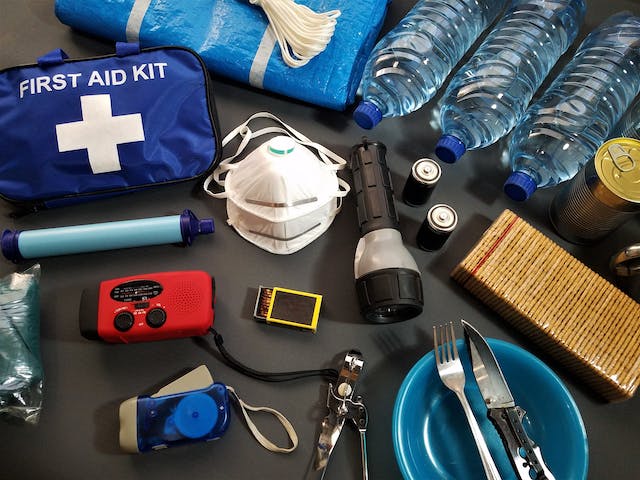 emergency-kit-with-water-bottles-first-aid-kit-smoke-masks-flashlight
